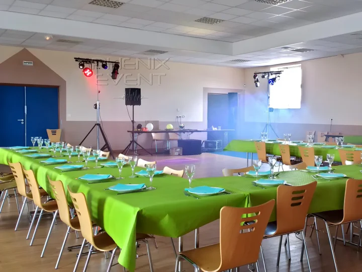 Tables d'anniversaire décorées avec en fond la piste de danse et l'installation sono-lumière Phenix Event à Lelling