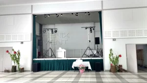 Matériel sono et lumières Phenix Event installé sur scène décorée pour mariage dans le centre socioculturel de Châtel-Saint-Germain