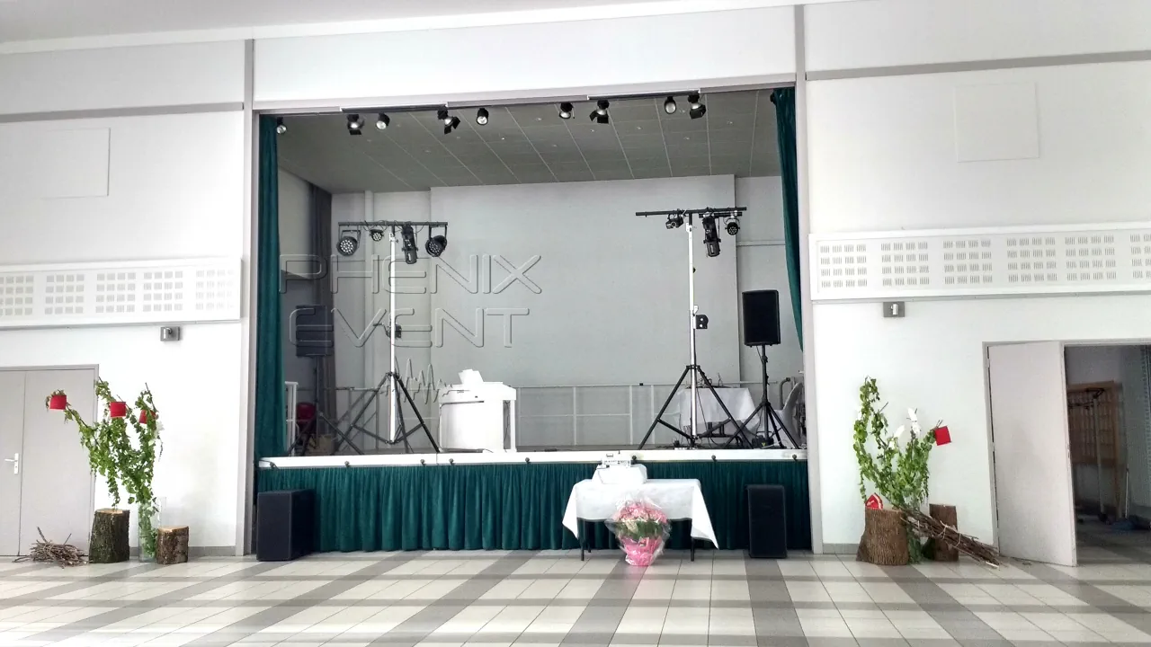 Matériel sono et lumières Phenix Event installé sur scène décorée pour mariage dans le centre socioculturel de Châtel-Saint-Germain