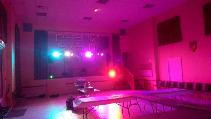 Vue de la scène éclairée avec les projecteurs LED à Marsal