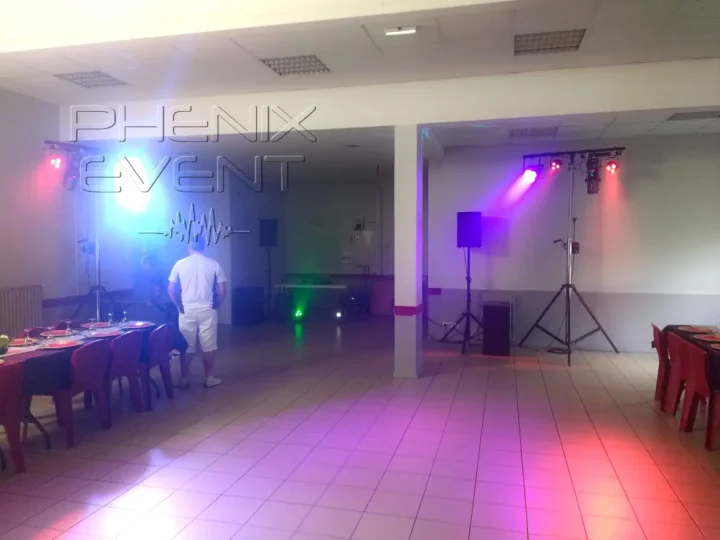 Enceintes et jeux de lumière vus depuis les tables en U