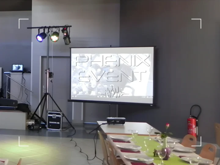 location d'un écran et vidéoprojecteur, installés à droite de la scène de la salle de Freistroff 