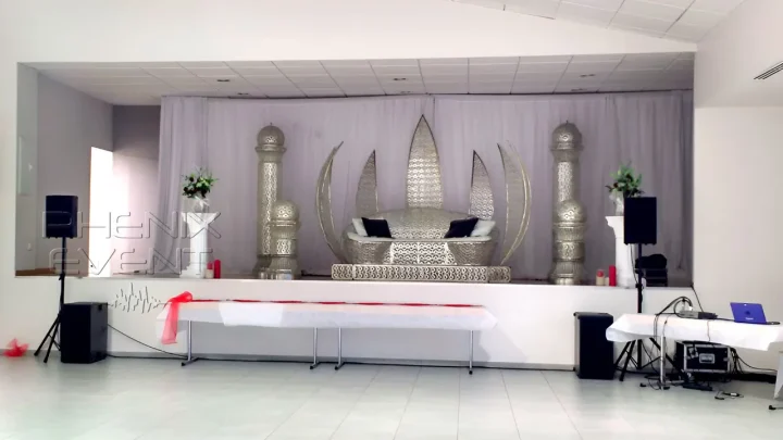 Scène décorée avec du mobilier oriental et le système de sonorisation 2000w Phenix Event installé au sol.