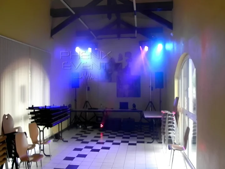 Vue d'ensemble du système son et lumière installé dans la salle