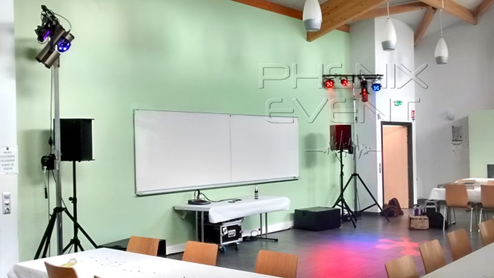 Pack Sono 1500w et le pack de jeux de lumière Fête 1 installés dans la salle 'maison de quartier' à Théding.