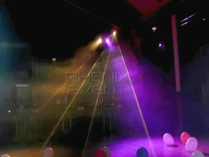 Faiscaux lumineux des spots et du laser du Pack Projecteurs 2 illuminent la salle Varize-Vaudoncourt