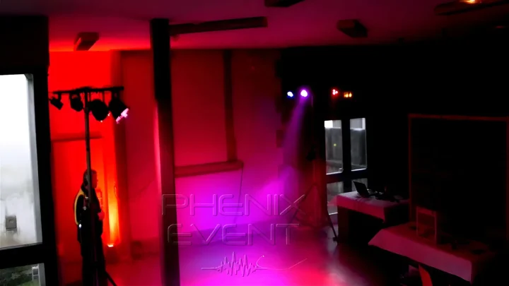le matériel d'éclairage pack projecteurs 2 en location colore la piste de danse de la petite salle de Valmont de faisceaux rouges et violets