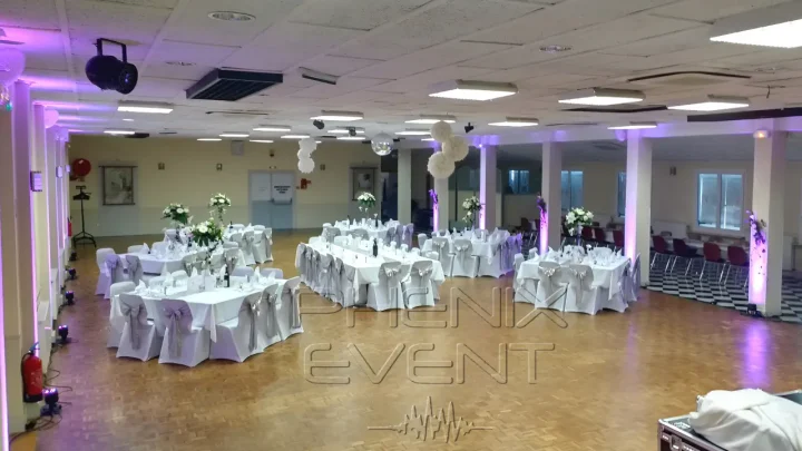 location et installation de projecteurs LED dans la salle des fêtes de Bousse pour un mariage.