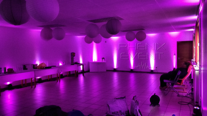 Projecteurs au sol diffusant des faisceaux violets vers le plafond à Longeville-lès-Metz