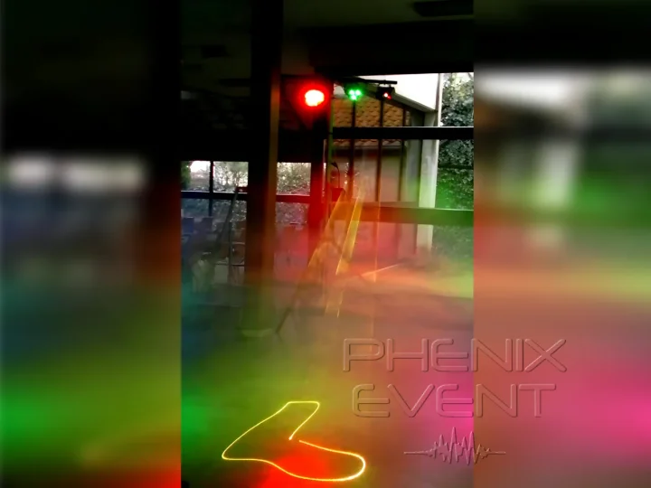 accompagné de spots lumineux, le laser du pack projecteurs 2 diffuse des formes géométriques