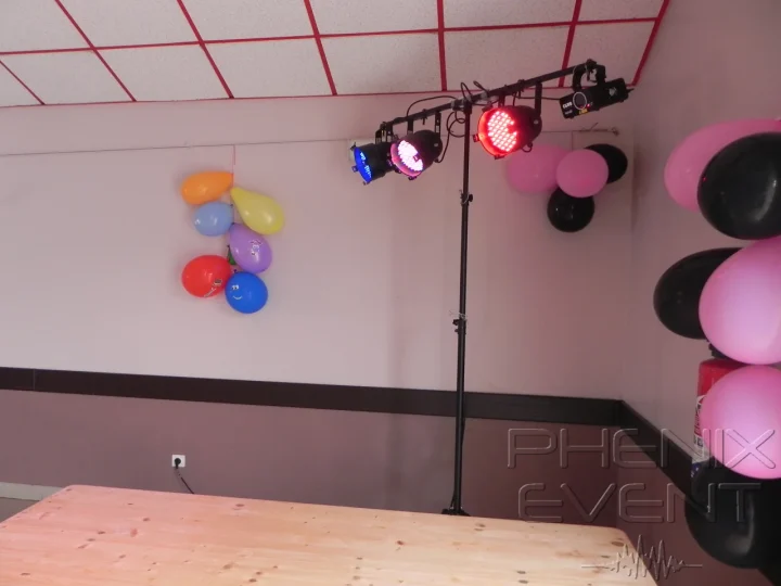 Trépied de projecteurs LED avec effet laser dans un coin de la salle des fêtes de Champey