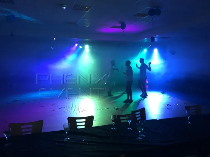 Jeux de lumière Pack Fête 1 en action avec ambiance bleue et verte à Lelling