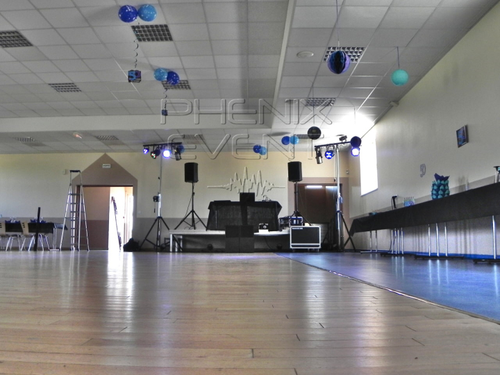 Sono 1500w rms installée sur la scène de la salle des fêtes de Lelling