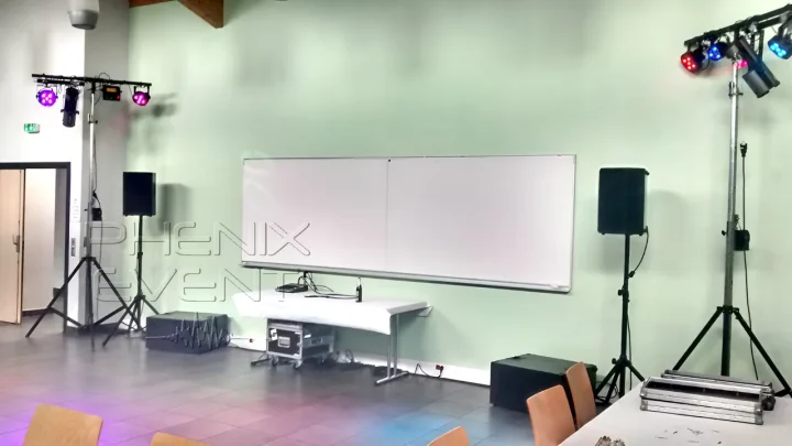 Pack sono 1500w 10x212m et jeux de lumière Pack Fête 1 vus de droite.