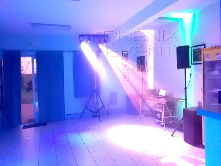 Enceintes 250w et caissons de basses 10x212m installés autour de la table DJ pour l'anniversaire à Hémilly