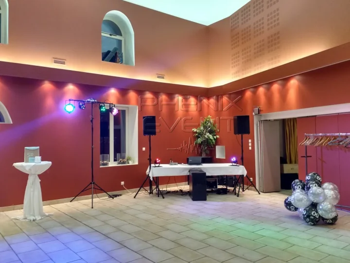Enceintes et caisson de basse 1500w installés pour l'anniversaire dans la salle de réception de la ferme sainte Geneviève de Dommartemont