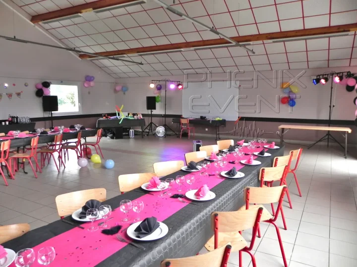 Salle des fêtes de Champey avec pack sono 1500W et projecteurs LED pour un anniversaire
