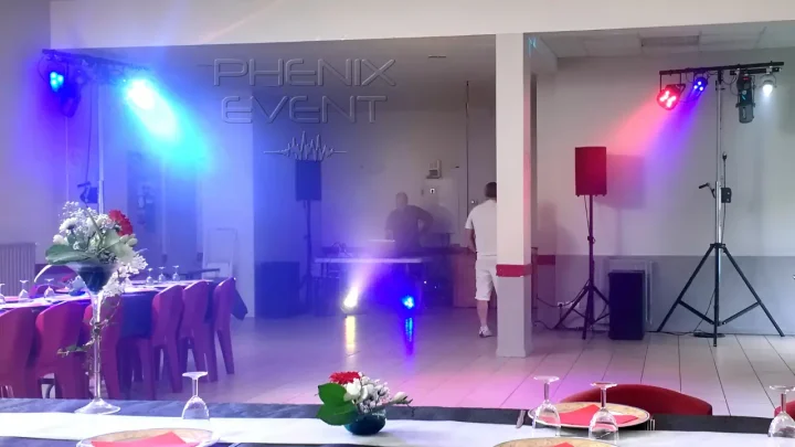 Gros plan sur les enceintes 500w, caissons de basses et trépieds lumineux installés.