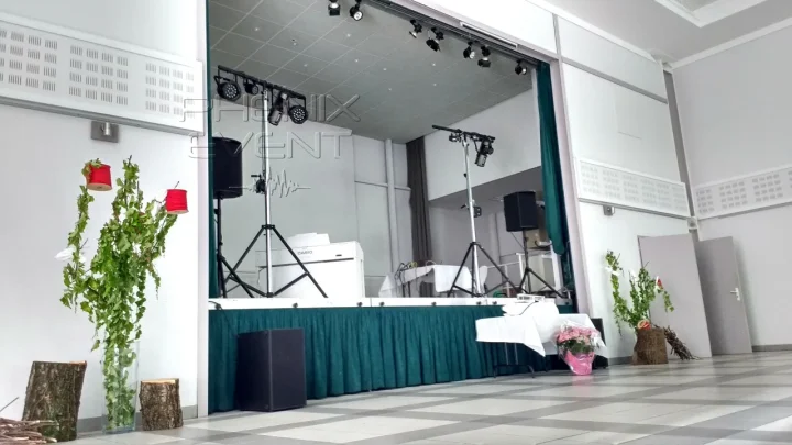 sono 2000w et jeux de lumière Fête1 sur trépieds installés sur la scène