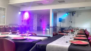 Vue complète de la salle des fêtes de Niedervisse avec la sono 2000w et les jeux de lumière en action.