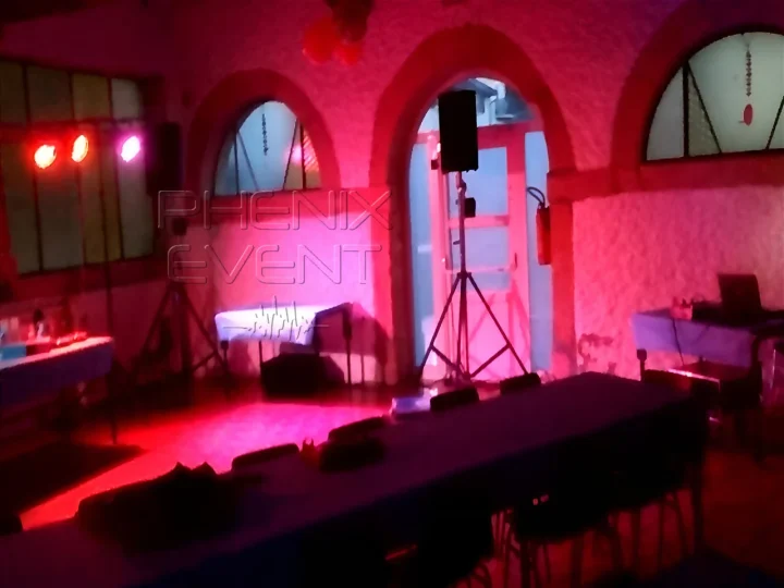 deux enceintes 500w rms sur trépieds lourds installées