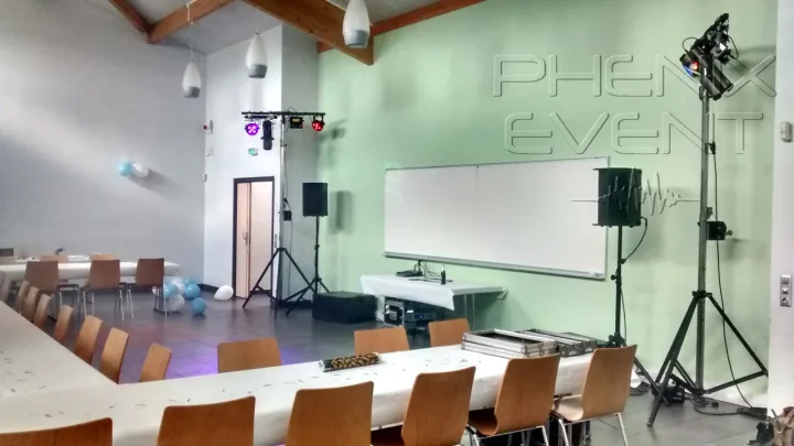 vus depuis la droite, les enceintes 250w, caissons de basses 500w et trépieds de jeux de lumière installés de part et d'autre de la table DJ centrale