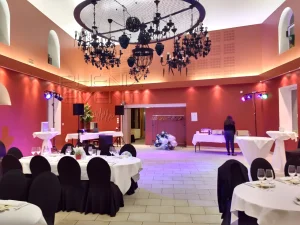 Vue d’ensemble du matériel son et lumière installé dans la salle de réception de la Ferme Sainte Geneviève pour un anniversaire