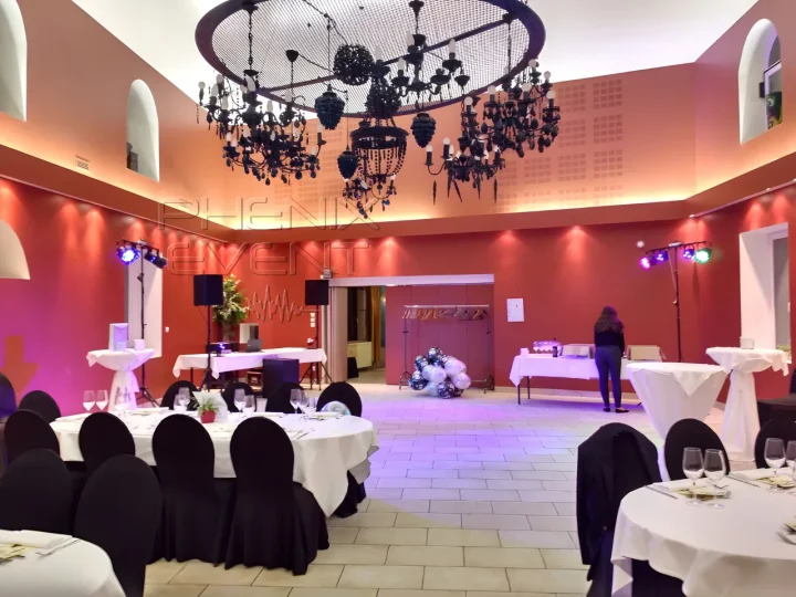 Vue d'ensemble du matériel son et lumière installé dans la salle de réception de la Ferme Sainte Geneviève pour un anniversaire