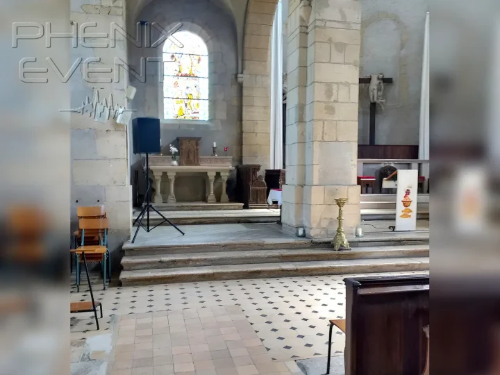 Enceinte 12 pouces sur trépied installée dans l'église de Briey