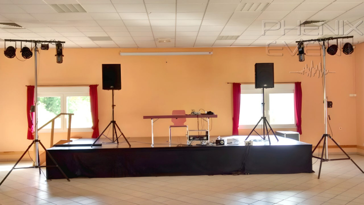 vue rapprochée de la scène avec l'équipement son et lumière installé pour l'anniversaire