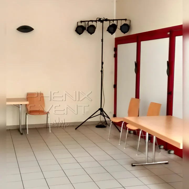 Installation d'un trépied avec projecteurs LED pour une fête à Marsilly