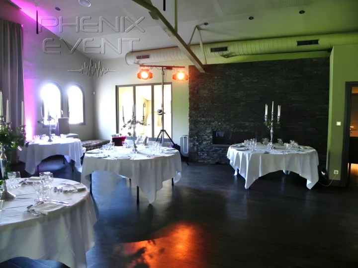 Pack déco lumineux Phenix Event installé pour un mariage dans la salle de réception du Domaine de la Grange aux Ormes