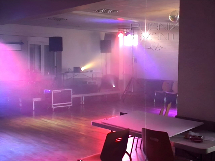 Jeux de lumière du Pack Fête 1 en fonctionnement, fasiceaux multicolores dans la salle de Biding
