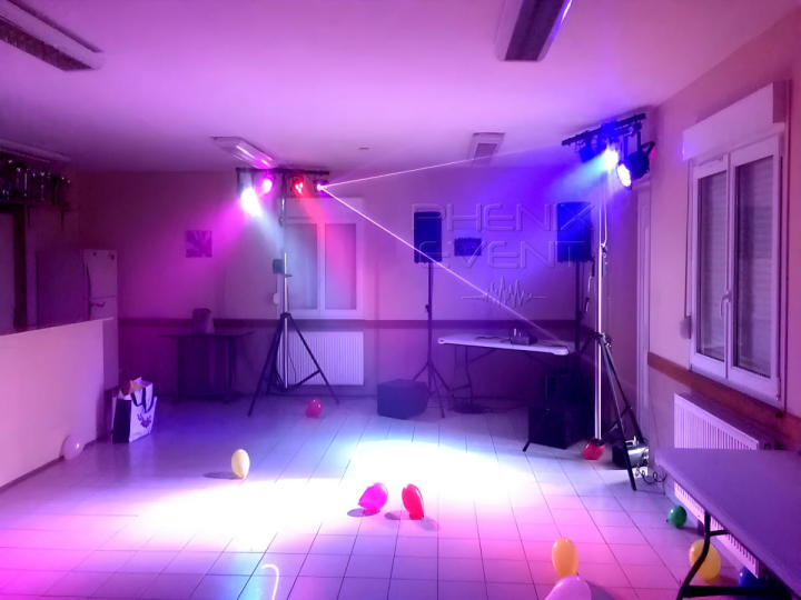 spots LED et laser multicolore sur trépied éclairant la piste de danse pour l'anniversaire à Riche