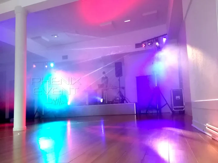 Effets lumineux colorés des projecteurs et du laser dans la salle des fêtes UFTIC à Saint-Avold