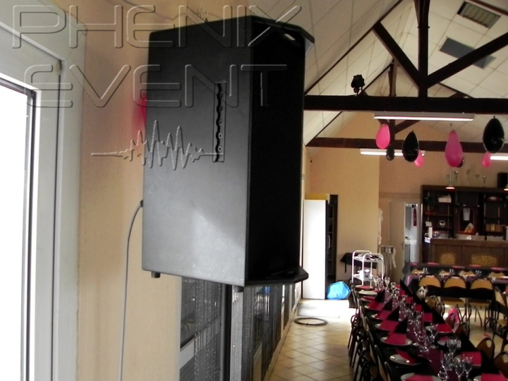 Enceinte 250W Phenix Event orientée vers la piste de danse