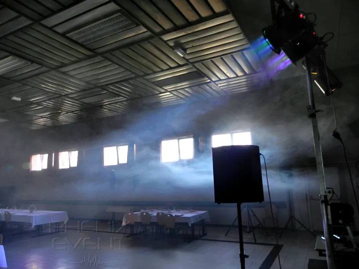 Vue arrière d'une enceinte dirigée vers la piste de danse, jeux de lumière visibles