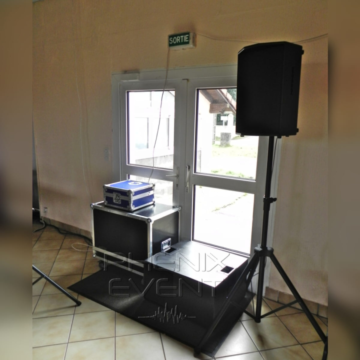 Système de sonorisation avec enceinte 250w sur trépied et caisson de basse 500W installé dans la salle des fêtes de Many