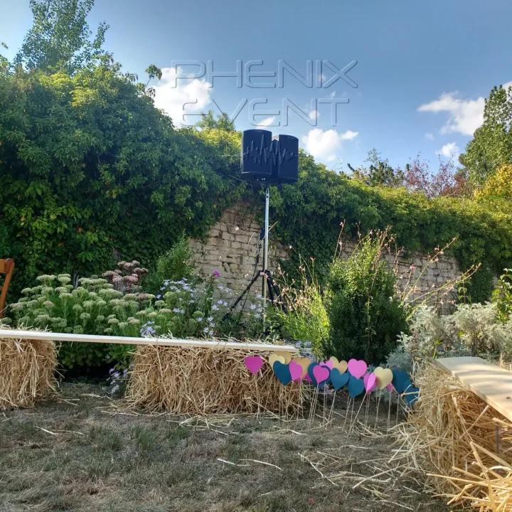 deux enceintes de sonorisation 500w sur trépied à treuil installée pour la cérémonie