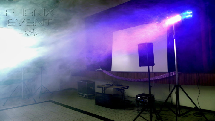 Système son 1200W et jeux de lumière Pack Fête 1 installés dans la salle