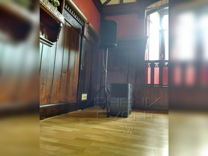 enceinte sur trépied et caisson de basse 500w au sol, en place dans l'angle de la salle du Burghof