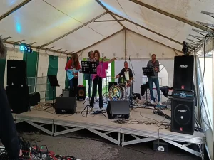 Iconic Jammers interprète Just the Two Of Us sur la scène de la Kermesse du CS Godebrange