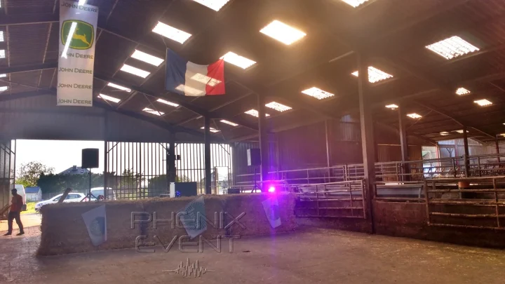vue de face, la sono 2000w et les projecteurs installés sur les bottes de pailles dans le hangar de la ferme