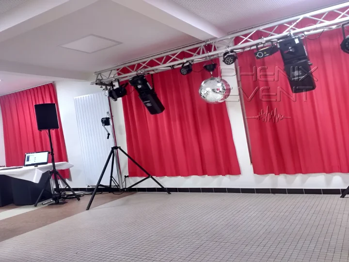 jeu de lumières Pack Fête2 avec boule à facettes installé contre le mur de la salle