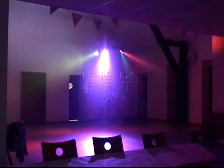 Un trépied du Pack Fête 1 diffusant de la lumière violette dans la salle