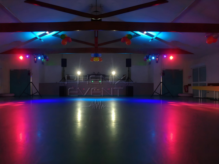 Les spots du Pack Fête 1 illuminent la salle des fêtes