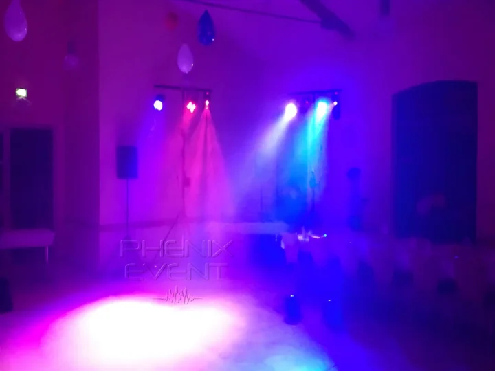 Jeux de lumière Pack Fête1 en fonctionnement avec de la brume, faisceaux colorés