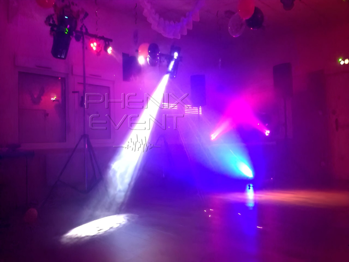 éclairage en place avec les scanners msd 250w et spots led, la sono 1500w installée en arrière plan