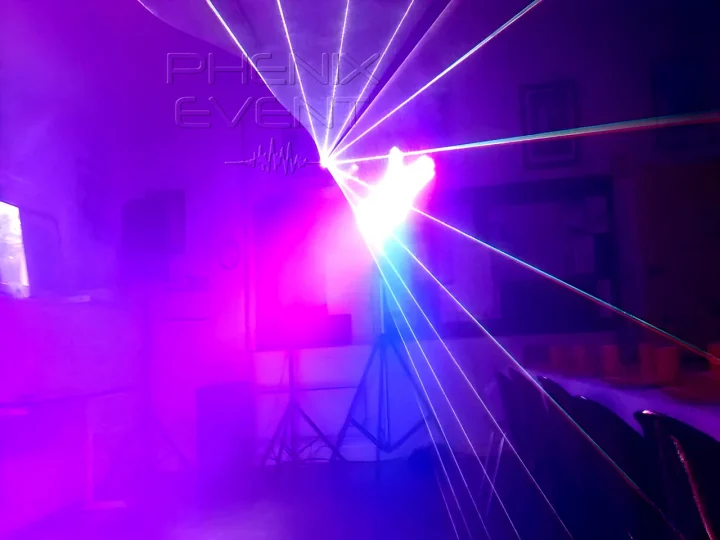 Faisceau du laser et spots LED du pack fête1 upgradé illuminants la salle des fêtes de Chémery