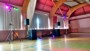 Installation d’un pack son 3400W et d’un jeu de lumière Fête 1 Phenix Event pour un anniversaire dans la salle des fêtes de Plappeville en moselle